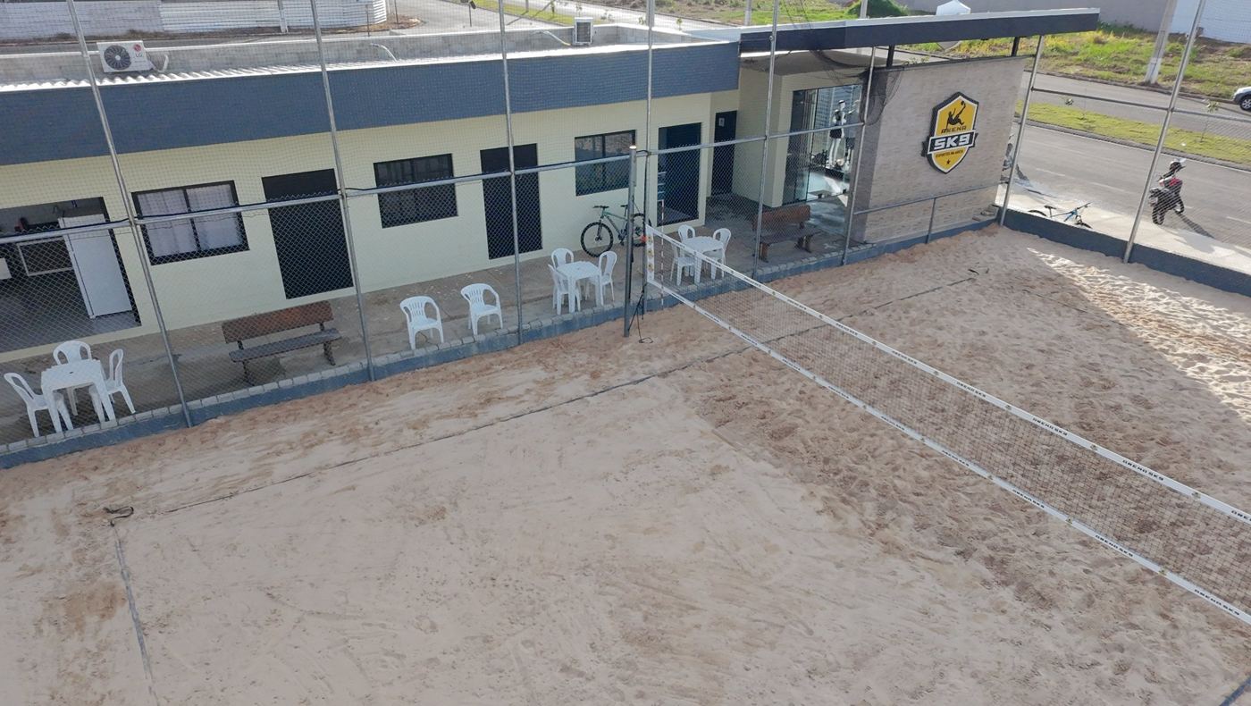 Quadra de areia com rede da Arena SK9